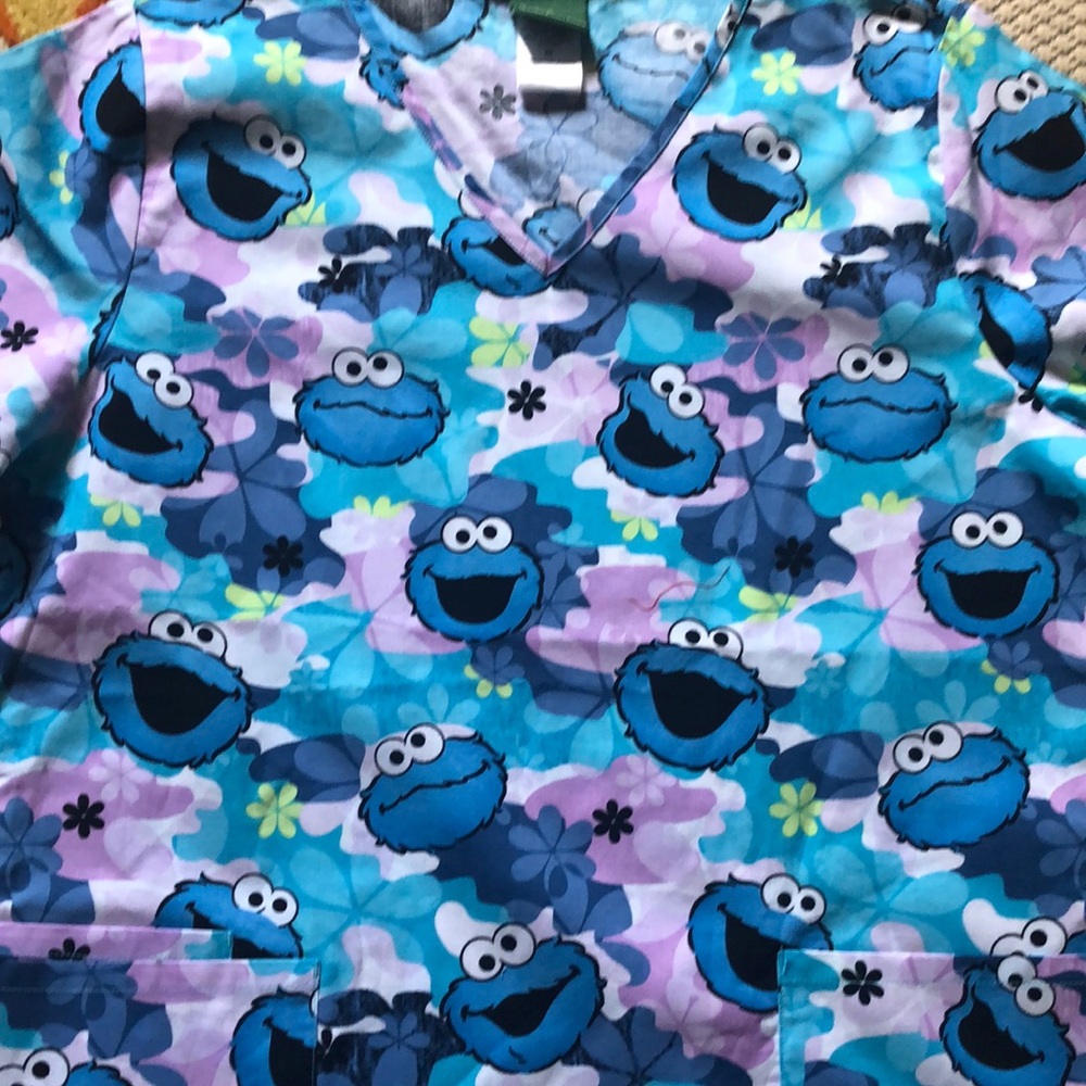 Scrub top Cookie Monster womens new size M 123 Sesame Street cotton pockets